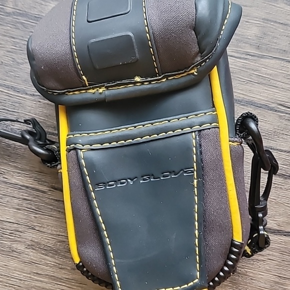 Body Glove Camera Case with Strap - Picture 5 of 6